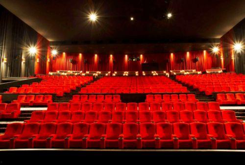 久章草在影院,影院里的诗意漫步